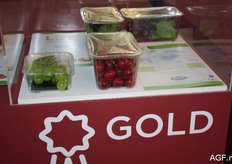 Grapes and cherries packed in top-seal.