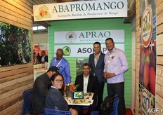 Karina Diago (with glasses) from The Greenery in conversation with the men from Abapromango from the Dominican Republic. Pictured: Oniel Nonez, Gregorip Svarez, Onelcido Nunez, Vladimire Valdez and Dalvin Espinal.