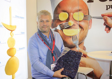 David Verfaillie of Pomfresh came with pre-cooked purple potato pieces (12 by 12 mm) in sealed packages. The potatoes are suitable for the food services industry. They can be used for making potato puree, for example.