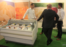 Rob Sluimers of VS Apple Industries in serious conversation with his clients.