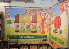 Apple & Co, is Flevosapp’s international name. Annalia Dekker (not in the photo): “Besides the name, the rest of the look is exactly the same. Visitors are often amazed at how sweet our juices taste. Pure nature.”