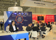 Tsur Hen (left) of Prodalim: “We think of 360 degree fruit solutions: storage, sourcing, blending; with us anything is possible.”