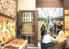 Samantha Burger (in the background) explaining that King Nuts & Raaphorst has a comprehensive range of nuts, seeds and tropical fruits. Novelty: roasted (crunchy) beans.