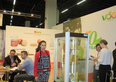 Sabine Vieider (right) of VOG Products: “Apples, pears, peaches and kiwis, in concentrate, juice, frozen and freshly cut form. You ask, we bring.”