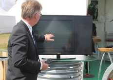 Jan Appelman explains the storage system. It is a software with a touch screen operation. All cells can be separately, so the client can choose what is important to them. It is a user friendly program which has been used for years in the bulb sector.