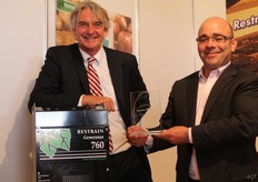 Dirk Garos and Paul O'connor proudly show their sustainability prize.