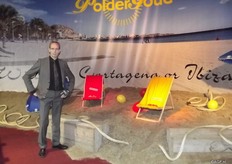 Schaap Holland opened its doors for the variety show on Wednesday and Thursday. It’s mainly relations from at home and abroad who are invited. You can see that there are less relations from for instance from England, Belgium and France present this time. He thinks it’s because of the harvest problems they are having. They need all hands on deck to get anything done. Hans Geling says that they wanted to generate interest with the invitation. The beach with the question; “Will it be Cartagena or Ibiza” hinted at the two new varieties.