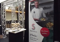 Jacques Vergroesen believes that you can always eat a potato with peel. But a thin smooth peel is more desirable in this case. They don’t grow for this specifically, they grow varieties and whatever the chef/cook does with it is their business. With or without peel. He uses Spain/Holland as an example. If potatoes are washed and packaged in Holland and the peel is taken off, this isn’t positive. In Spain, this is a sign of freshness.