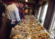 Danespo has the variety shows in Café Restaurant 't Poortershuys in Creil. Danespo an originally Danish company which mainly provides for the consumption and export. According to Peter van Eerdt the next trend will be diversification. There will be more customer specific varieties, because the market always demands what isn’t there. The challenge is mainly in pushing back the use of, for instance, pesticides.