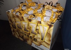 During the busy days extra attention was given to a number of varieties. Among which was, of course, Jazzy, the newest variety. This table potato has a shorter cooking time than normal potato varieties. Jazzy makes eating potatoes easier for the consumer, you can buy, wash, cook and eat them without having to peel them. In short: Healthy, Tasty and Quick.