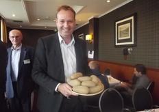 Michel de Nijs with the variety Lieke, a cross of the Spunta. This variety is named after his own daughter. The names are often personal or named after a beautiful woman. Maybell is the daughter of an Egyptian grower.