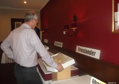 Frieslander is variety that has been around for while. It’s a very early variety that can give very high yields in a very short growing period. It is a table potato, but has early chip qualities. André explains that he also feels a switch from crumbly potatoes to solid cooking potatoes among the younger generation. But regional differences must also be taken into account. Just like many people in Friesland still prefer the crumbly potato.