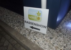 And last but not least we arrive at Interseed Holland. On this Friday afternoon Pieter Boone could already look back with satisfaction at the variety shows. Interseed is only a young company, as it has been working for seven years, and has a small group of six employees. In Holland it is a collaboration between Interseed Holland with APF, potato trading house, The focus is primarily on the chip sector, but they also work with versatile varieties to foresee other sectors of potatoes.