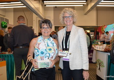 Alanna Pedersen en Shannon Boase with CKF, Inc. are walking the floor and proudly show some of their recyclable and compostable punnets.