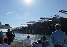 To unload and reload a ship with 7000 containers it takes just 3 days.