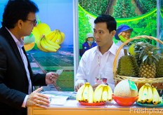 Business conversations at the stand of U&I Agriculture Cooperation from Vietnam.