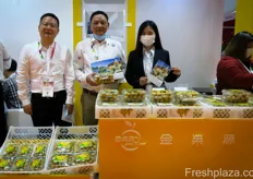 Chinese import company Chongqing Jinguoyuan Industrial Co., Ltd is a large importer of longan with several sales and distribution in China. The company is head quartered in ChongQing. From left to right are Liu Gang, Huang Tian Quan and Chen Ding Shu.