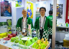 Royal Co., Ltd. are part of the Kyoto Wholesale markets. 90% of the trade the company does are imported fruits, with US cherries and grapes, bananas from Mexico and Ecuador and other fruits from South America. On the photo right is Akinari Iida, Executive Officer at the company.