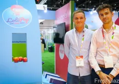 The Innatis Group NN from France holds different apple club  varieties, including Lolipop, Juliet and the Honey Crunch. Representing the company are Ugo Gianola and Bertrand Recoulat.