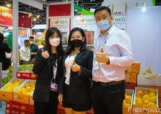 Pong Pong and Rosanne Ong from Sunrose Private Limited together with David Tang from SinoFruits.