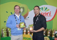Chris Wilson and Shawn Wen with Zespri North America show green kiwifruit from New Zealand and SunGold kiwifruit from Italy. The Italian season has just started.
