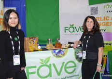 Chloe Mai and Laurie Siderio with FAVE Produce talk to show attendees about the company’s garlic and ginger offerings.