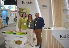 In the middle is Elena Kolios, on the right is Christos Kolios. The Greek fruit trader exports citrus, grapes and kiwis to Germany.