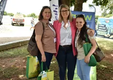 Jeanette Myburgh (left) and Shana Evens (right) of The Fruit Farm Group South Africa, with Esmarie Verwey (centre) of Sunreaped.