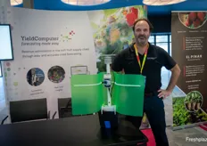 Theo Slaats showing the YieldComputer, helping to optimize the fruit supply chain