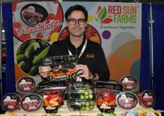 Kyle Moynahan with Red Sun Farms shows Tatayoyo peppers, developed by Rijk Zwaan.