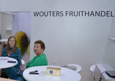 On the left, Silke Wouters of Wouters Fruithandel in conversation with a customer. Wouters is a company that has been active on the Russian market for more than 25 years.