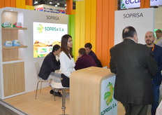Soprisa. On the right, Christian Valencia talking to a customer. The company is a producer of bananas in Ecuador. Its brands are Banafood, BanaSoft and Banova.