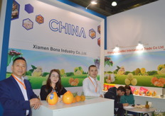 Xiamen Bona Industry Co. Wei Jing Fu, Shannon Zhang and Ragozhnin Vladislav. Chinese exporter of citrus, ginger, garlic, pomelo and mandarins.