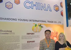 Shandong Yuoshu International Trade. Silong Zhu (gen.man.) and interpreter Angelica. Producer and exporter of pomelo, garlic, apples and citrus fruits.
