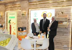 Fatema Saad, Mohamed Elmoghazi and Shaimaa Gouhar, from Elwadi. This Egyptian company exports citrus fruits, pomegranates, potatoes, onions, grapes and mangoes to Western Europe, Russia and the Far East. The exhibition team announced the company's expansion in the mango sector.