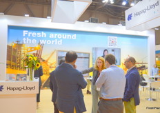 The Hapag-Lloyd team demonstrates their system to a client.