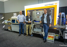 Luuk Rutten, Troy Burns and Fabiaan Hendricks show the Sormac wedge and slice cutter FS-3600  and carrot peeler UP-4000.