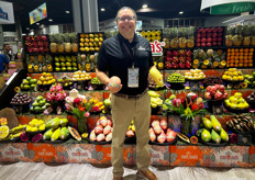 Mangos in hand for Robert Schueller of Melissa’s Produce.