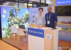 Liang He of the Joy Wing Mau group, with Ido Ben Dor of Ben Dor Fruits. The Israeli exporter supplies 35 countries with varieties of fruits that they breed themselves. Their important markets are China, South Korea, Australia and New Zealand.