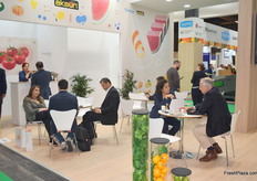 Esra Soyleyen in a meeting at the Aksun stand. The Turkish exporter works with several fruits, like citrus, pomegranates, figs, apricots and many others.
