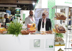 Mosbah Rachid exports Algerien Deglet Nour Dates.
