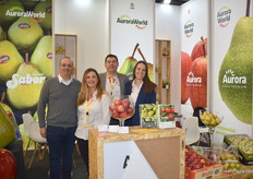 The team of LusoPera, showcasing the Aurora apples and pears.
