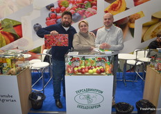 On the right is Vasyl Kuz of Gadz. They process their apple crop into juice, crisps, but also export them fresh to Saudi Arabia, Qatar and the United Arab Emirates.