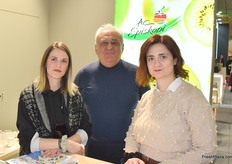 Katerina Dinori (left), Nikos Tsiakidis, and Angeliki Paraskevopoulou from the Greek cooperative AC Episkopi. The company is seeking new buyers for its kiwifruit beyond the EU borders.