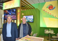 Giorgos Nestoropoulos (left) and Merkourios Liliopoulos (right) from the Greek cooperative Komex. The company is developing strongly in kiwifruit and is among the largest flat peach suppliers in Greece.