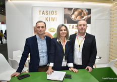 Giorgos Kontolis (right), Ioanna Tsibla (center), and Evangelos Tasios (left) from the Greek company Tasios Kiwi. Hayward kiwifruit is the company’s main commercial product.