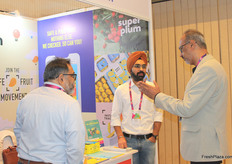 Azhar Tambuwala, Sahyadri Farms stops by the Superplum booth to discuss their traceability solution InstaTrace™ for mangoes and papayas.
