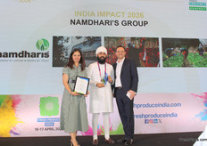 Narinder Singh of Simpli Namdhari's receiving the India Impact award for pioneering hybrid seed farming, contract farming and GAP certified, residue-free production.