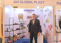 Sujeet Pathare of AVI Global Plast excitedly discusses Q-Bic packaging concept for blueberries, developed by Smart Packaging Industries.