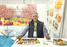 Sakis Koukoutsis from the Agricultural Cooperative of Pella. No stone fruit is missing from the cooperative’s basket.